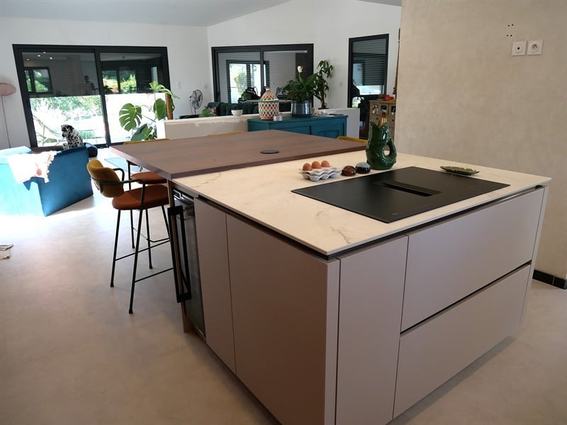 Cuisine ouverte bois et beige à Saint-Médard d'Eyrans | Raison Home - 5