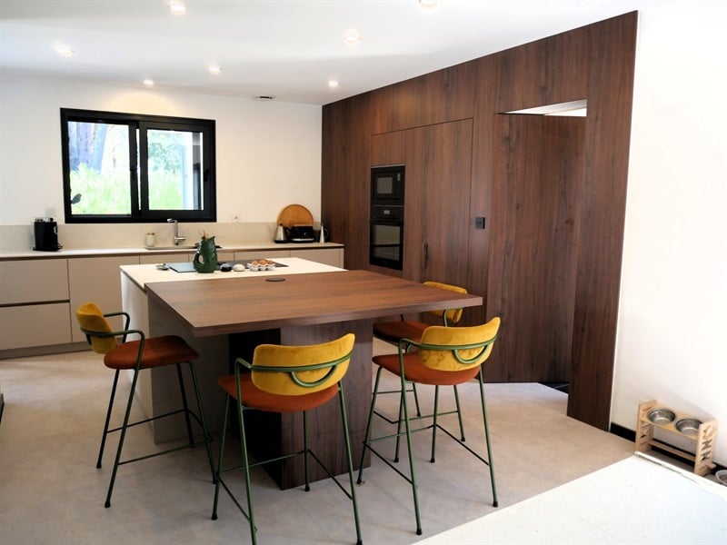 Cuisine ouverte bois et beige à Saint-Médard d'Eyrans | Raison Home - 7
