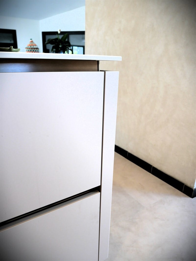 Cuisine ouverte bois et beige à Saint-Médard d'Eyrans | Raison Home - 8