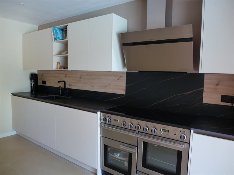 Cuisine ouverte de style moderne bois, noir et beige à Bouliac | Raison Home - 2
