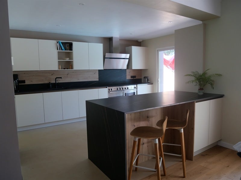 Cuisine ouverte de style moderne bois, noir et beige à Bouliac | Raison Home - 3