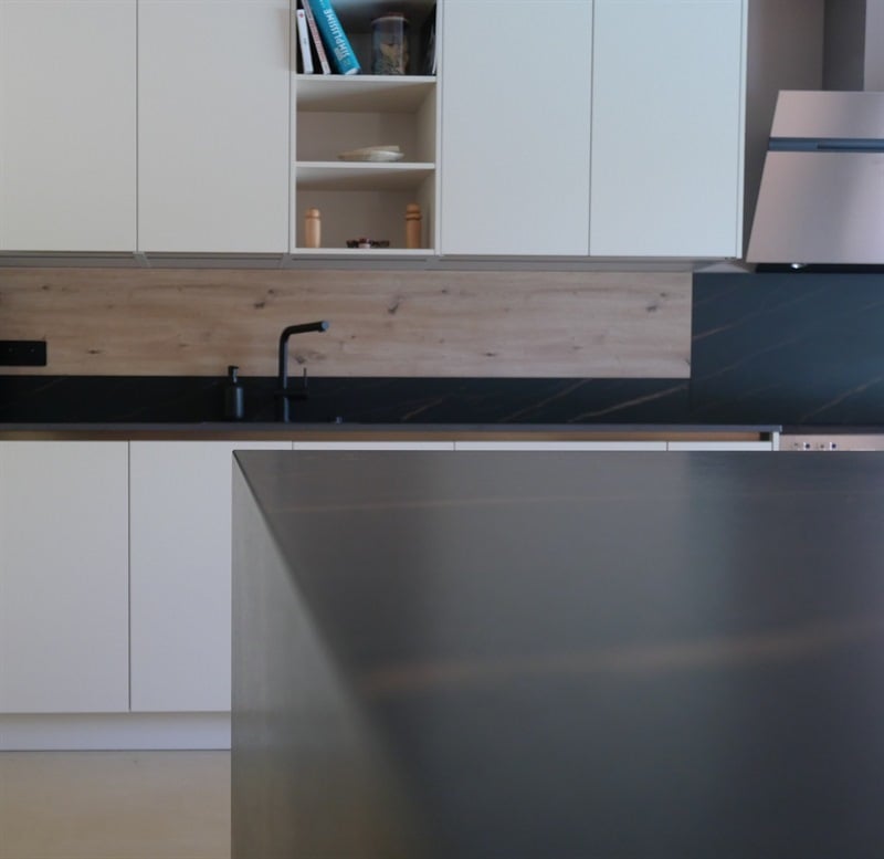 Cuisine ouverte de style moderne bois, noir et beige à Bouliac | Raison Home - 6