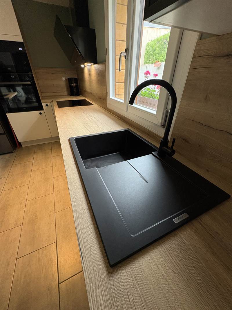 Cuisine ouverte de style nature bois et blanc | Raison Home - 3