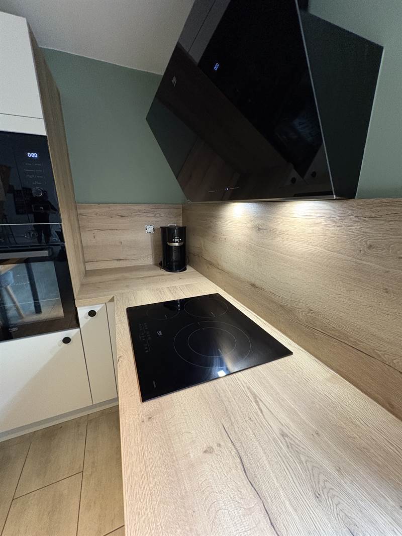 Cuisine ouverte de style nature bois et blanc | Raison Home - 4