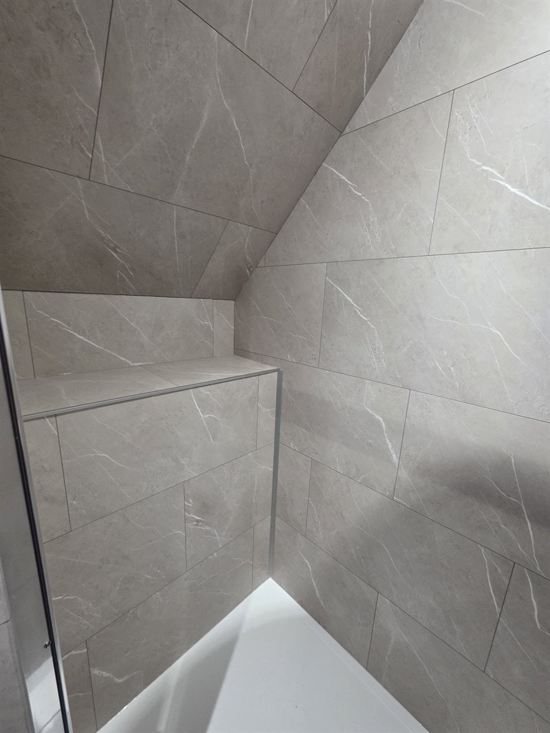 Salle de bains bois et blanc à Yaucourt-Bussus | Raison Home - 3