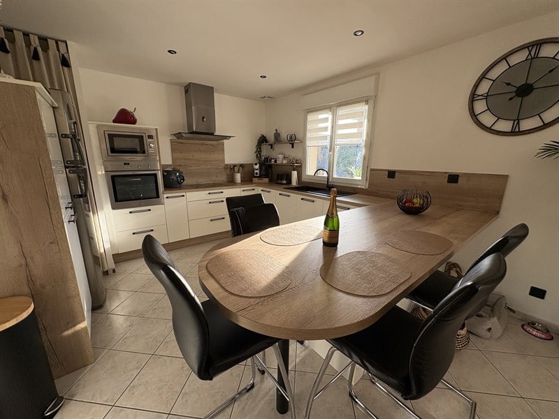 Grande cuisine ouverte moderne à Bellancourt | Raison Home - 1