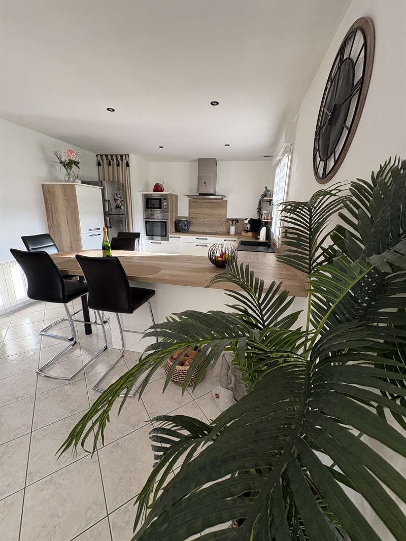 Grande cuisine ouverte moderne à Bellancourt | Raison Home - 4