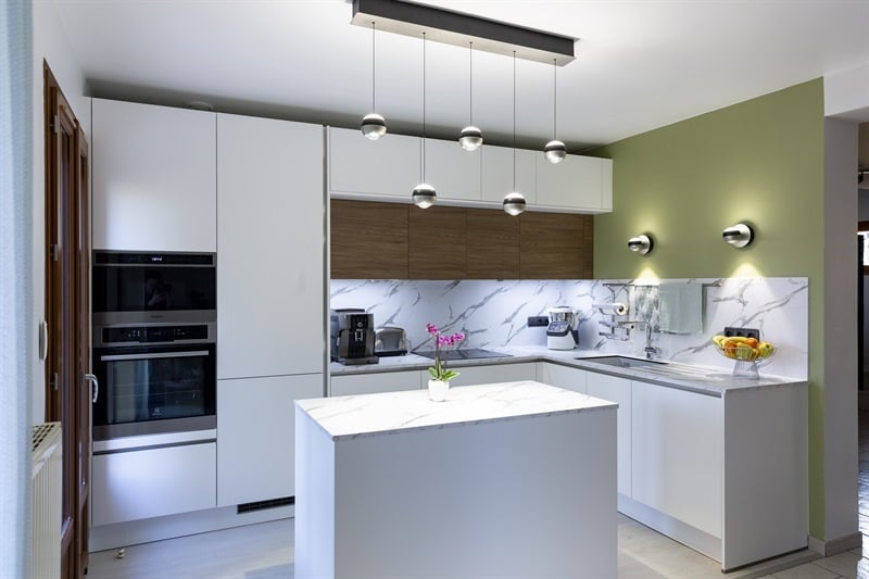 Cuisine moderne bois et blanc à Bois d'Arcy | Raison Home - 1