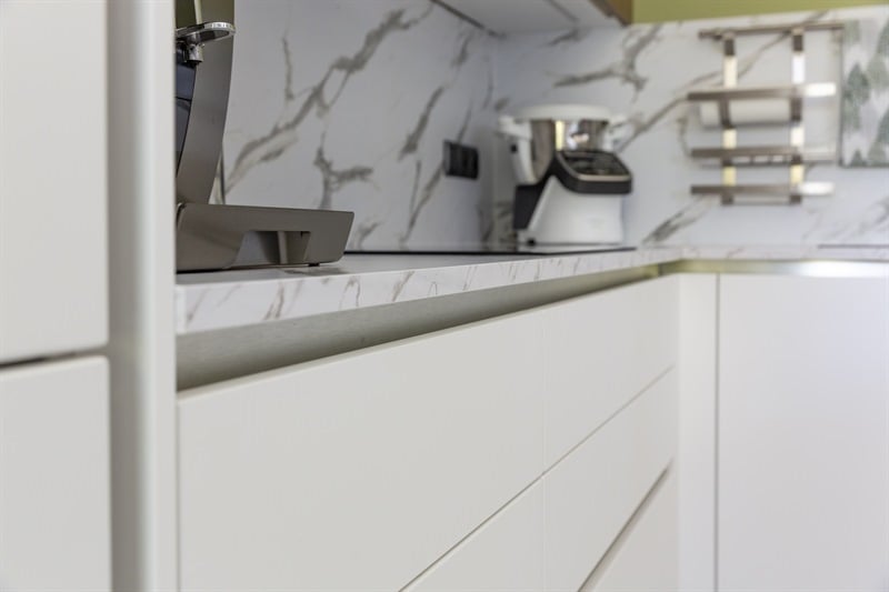 Cuisine moderne bois et blanc à Bois d'Arcy | Raison Home - 4