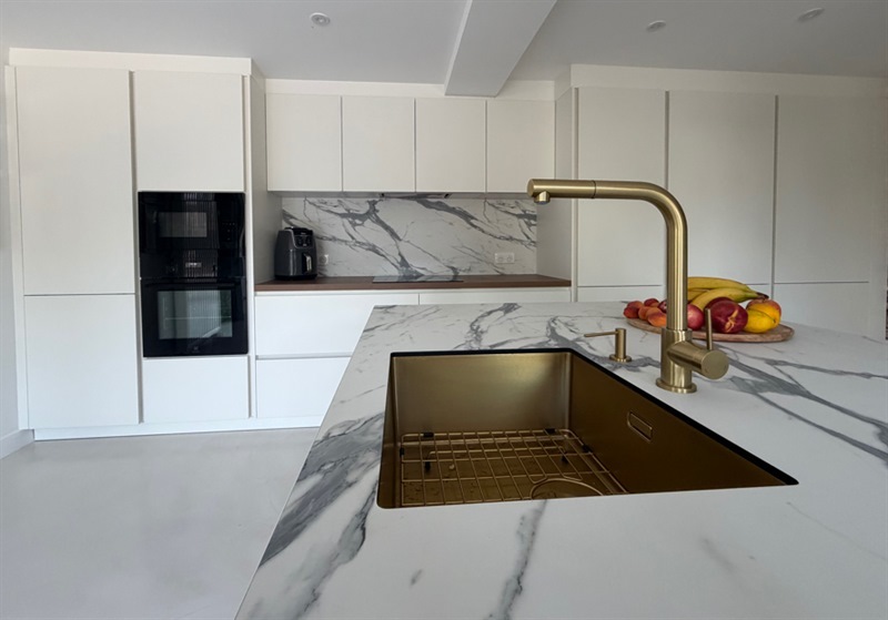 Cuisine fermée de style moderne bois et blanc à Fleac | Raison Home - 1