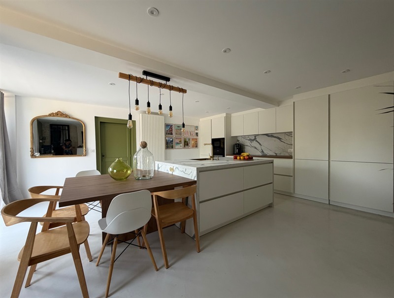 Cuisine fermée de style moderne bois et blanc à Fleac | Raison Home - 2
