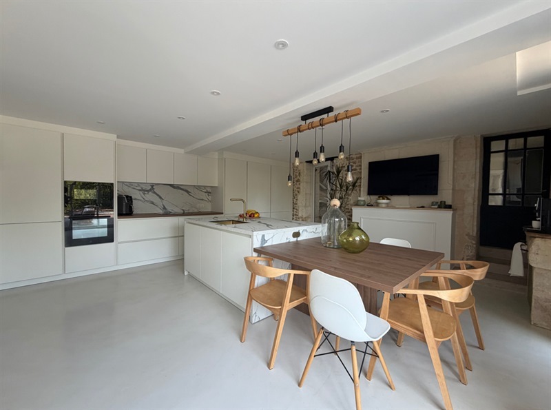 Cuisine fermée de style moderne bois et blanc à Fleac | Raison Home - 3