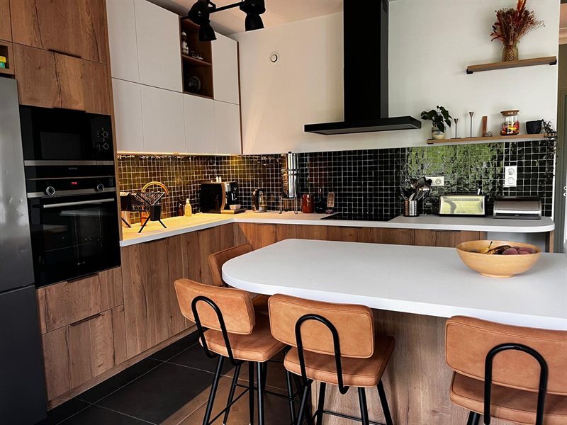 Cuisine avec verrière bois et blanc à Rennes | Raison Home - 3