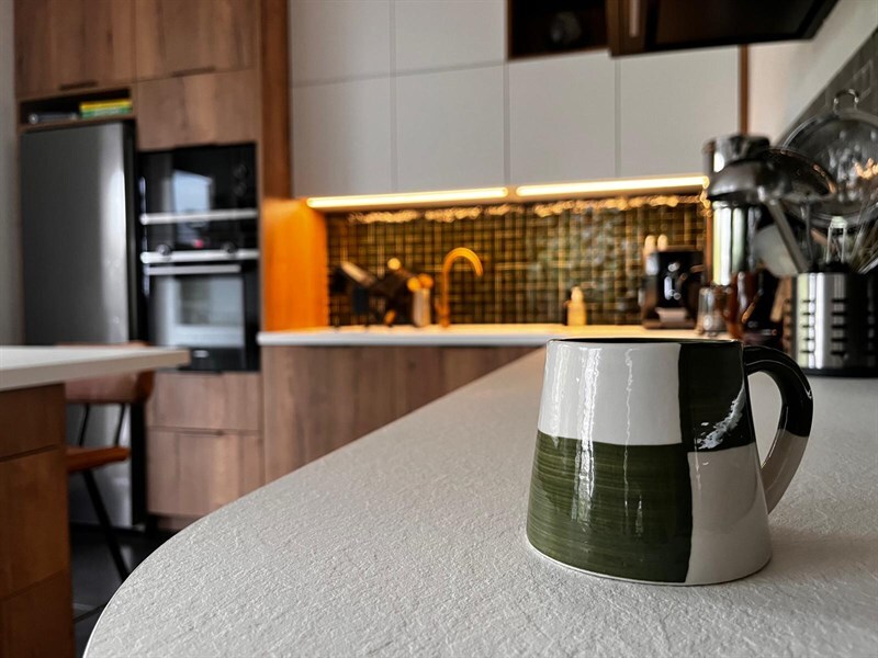 Cuisine avec verrière bois et blanc à Rennes | Raison Home - 4