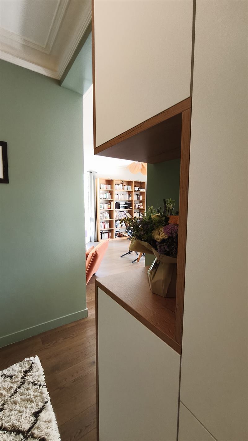Cuisine avec verrière bois et blanc à Rennes | Raison Home - 9