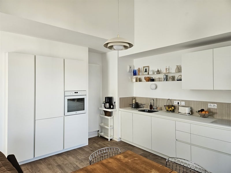 Cuisine ouverte de style moderne blanc à Nantes | Raison Home - 5