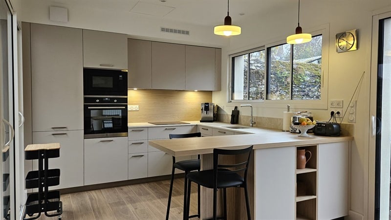 Cuisine ouverte de style contemporain beige à Nantes | Raison Home - 1