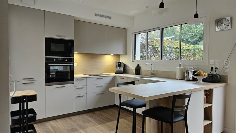 Cuisine ouverte de style contemporain beige à Nantes | Raison Home - 7