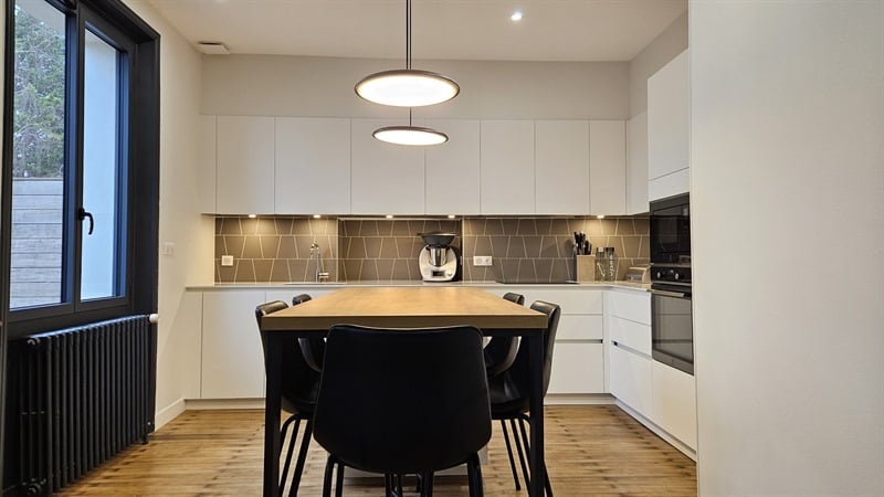 Cuisine ouverte de style moderne blanc à Nantes | Raison Home - 1