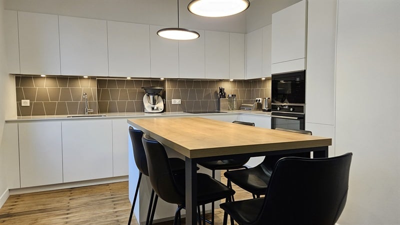 Cuisine ouverte de style moderne blanc à Nantes | Raison Home - 2