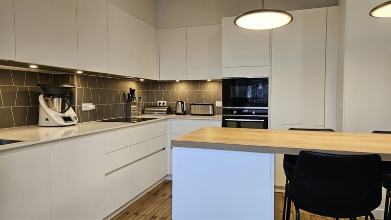 Cuisine ouverte de style moderne blanc à Nantes | Raison Home - 3