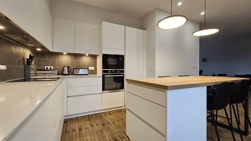 Cuisine ouverte de style moderne blanc à Nantes | Raison Home - 4