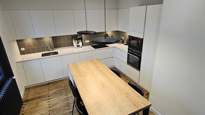 Cuisine ouverte de style moderne blanc à Nantes | Raison Home - 5