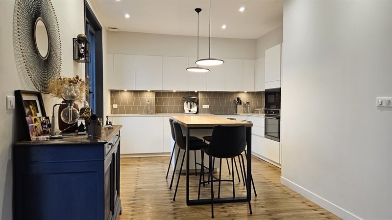 Cuisine ouverte de style moderne blanc à Nantes | Raison Home - 6