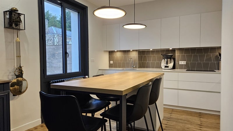 Cuisine ouverte de style moderne blanc à Nantes | Raison Home - 8