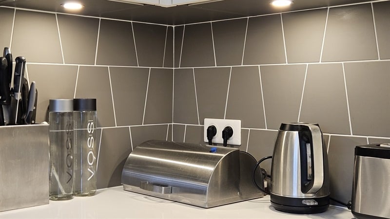 Cuisine ouverte de style moderne blanc à Nantes | Raison Home - 10