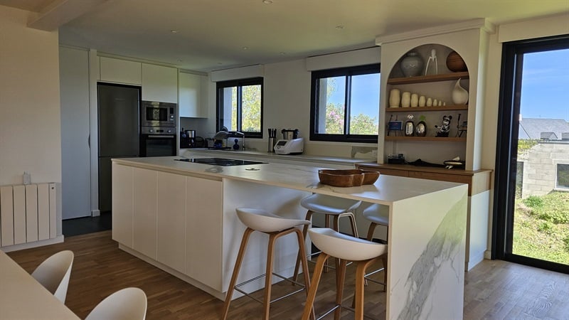 Cuisine ouverte de style moderne blanc | Raison Home - 1