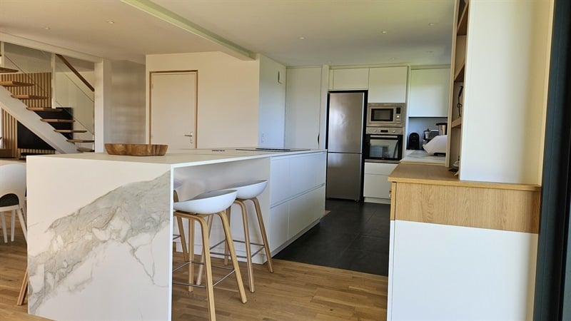 Cuisine ouverte de style moderne blanc | Raison Home - 3