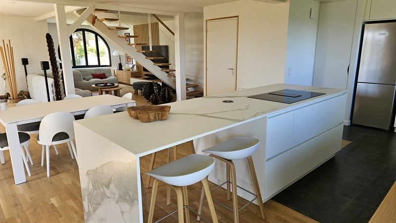 Cuisine ouverte de style moderne blanc | Raison Home - 4
