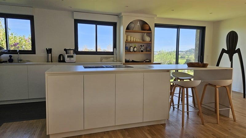 Cuisine ouverte de style moderne blanc | Raison Home - 5