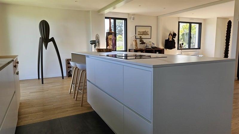 Cuisine ouverte de style moderne blanc | Raison Home - 6