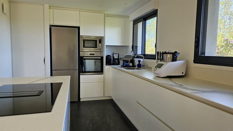 Cuisine ouverte de style moderne blanc | Raison Home - 7
