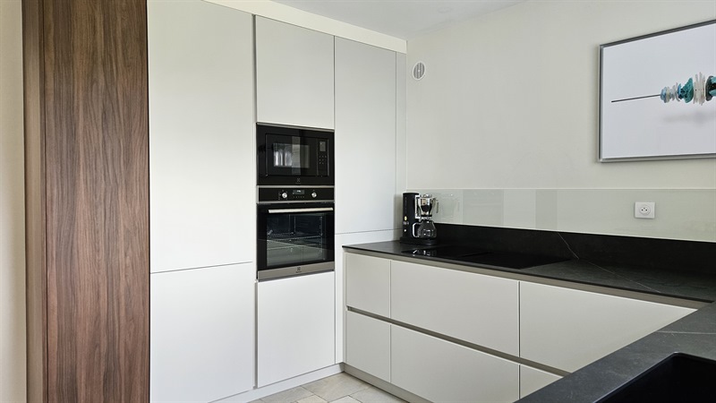 Cuisine ouverte de style moderne beige | Raison Home - 1