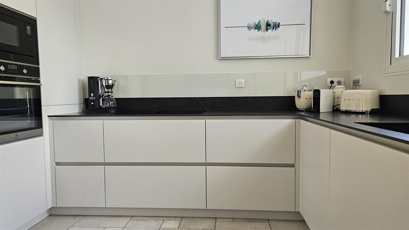 Cuisine ouverte de style moderne beige | Raison Home - 3