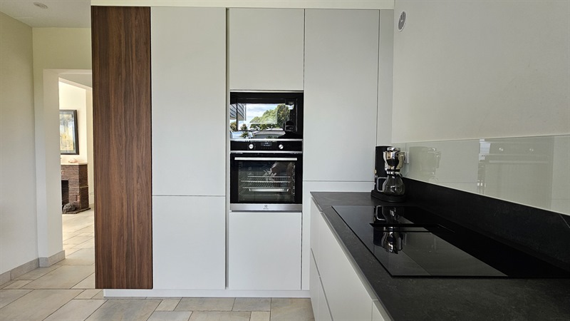 Cuisine ouverte de style moderne beige | Raison Home - 4