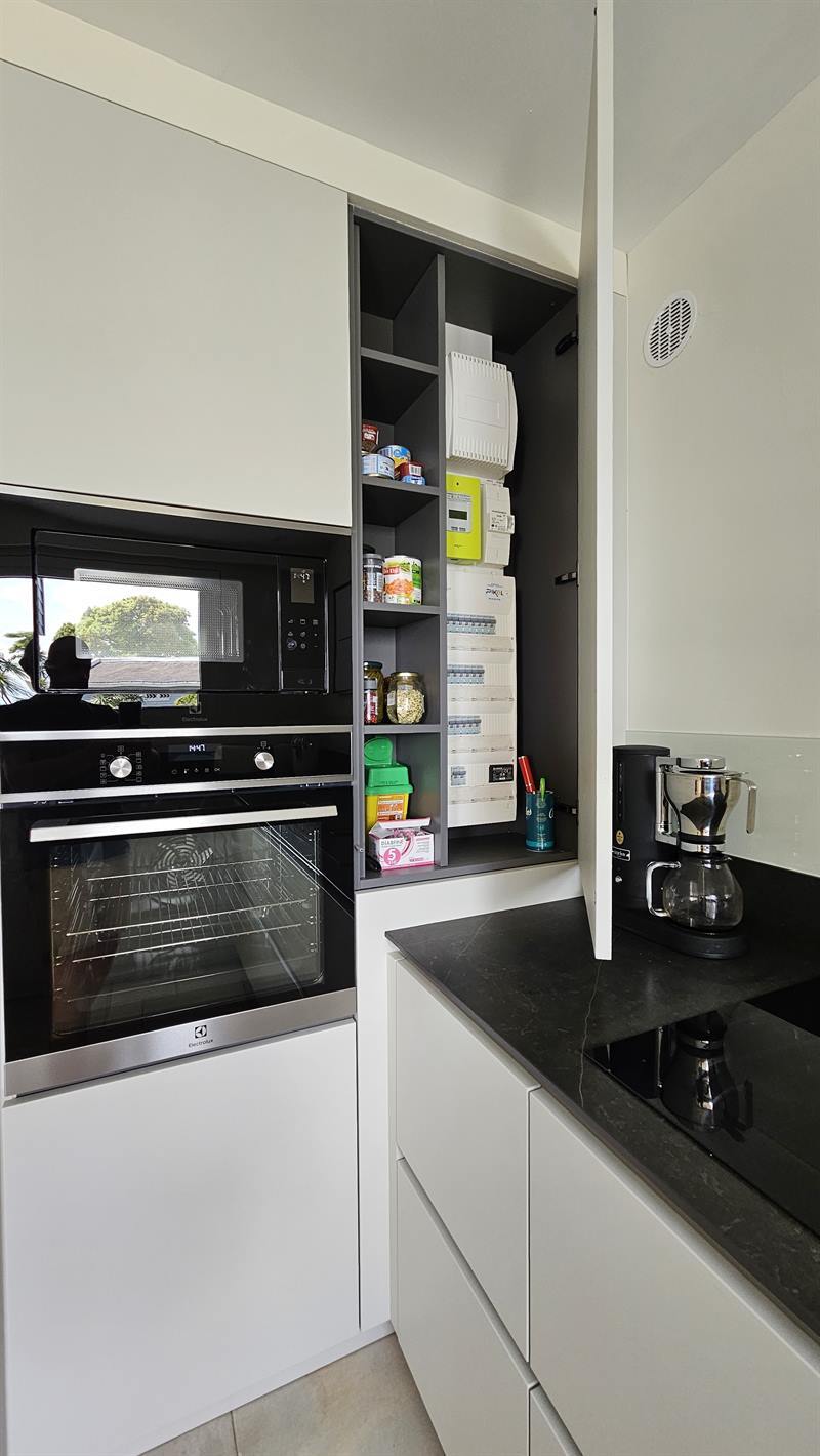 Cuisine ouverte de style moderne beige | Raison Home - 5