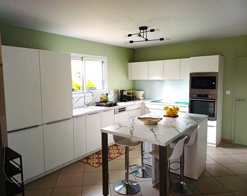 Cuisine ouverte de style moderne blanc à Malansac | Raison Home - 1