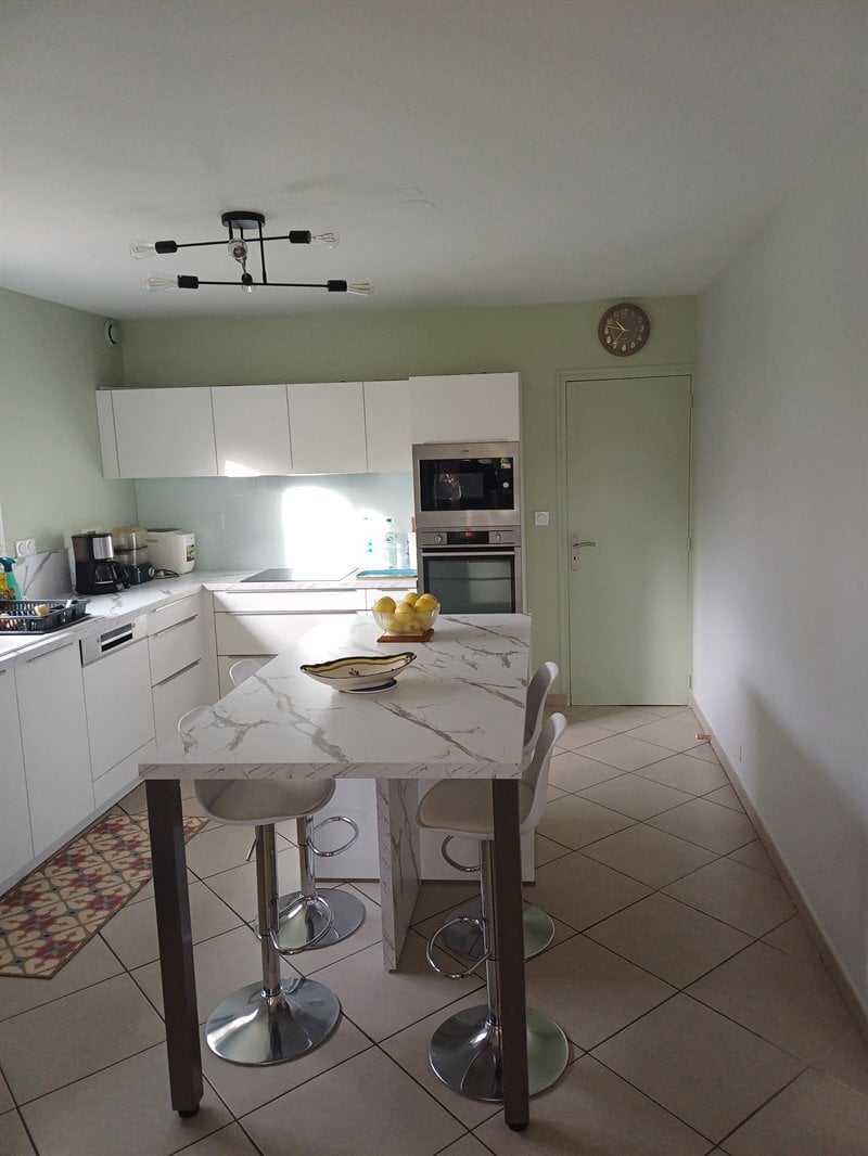 Cuisine ouverte de style moderne blanc à Malansac | Raison Home - 2