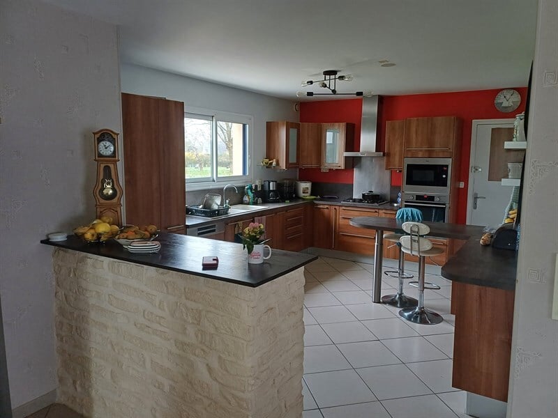 Cuisine ouverte de style moderne blanc à Malansac | Raison Home - 6