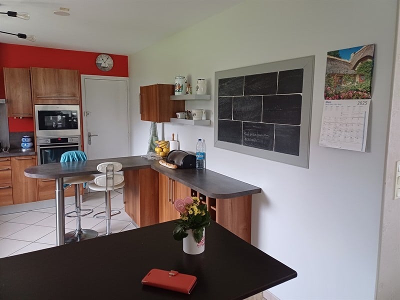 Cuisine ouverte de style moderne blanc à Malansac | Raison Home - 7