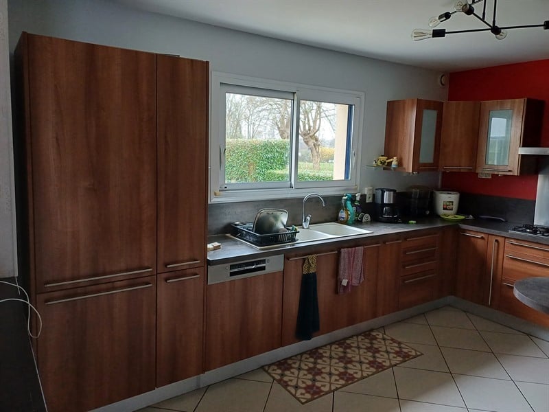 Cuisine ouverte de style moderne blanc à Malansac | Raison Home - 8