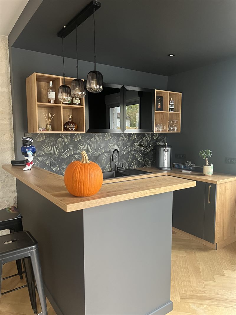 Coin bar dans une pièce à vivre à Niort | Raison Home - 2