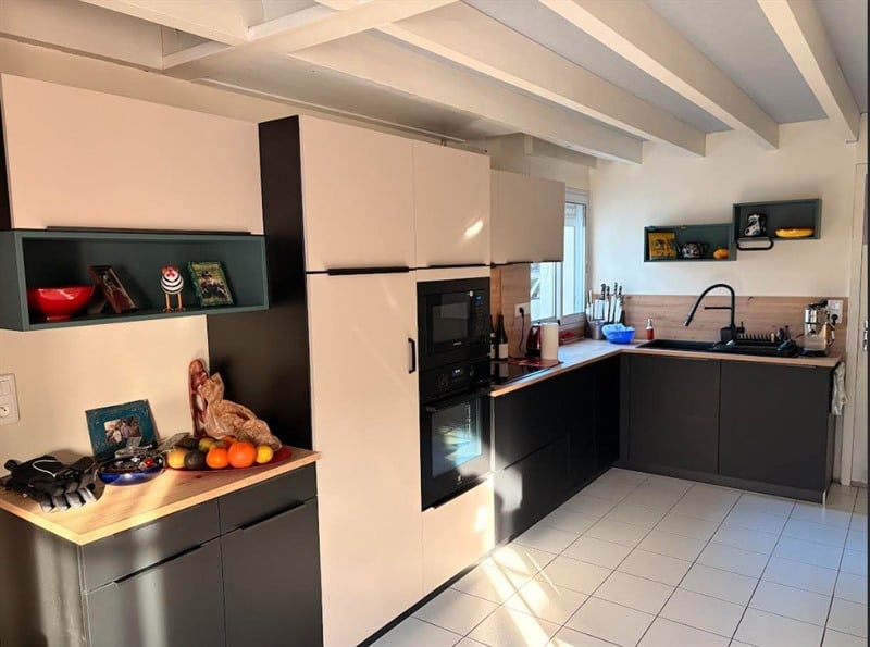 Cuisine ouverte de style moderne bois, noir et beige à Niort | Raison Home - 1