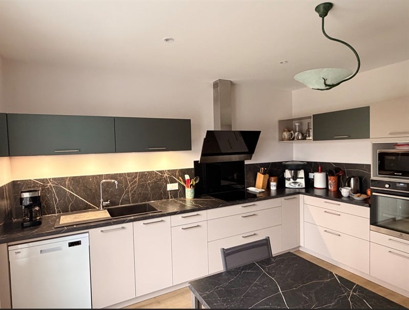 Cuisine en L bois, beige et vert à Aiffres | Raison Home - 1