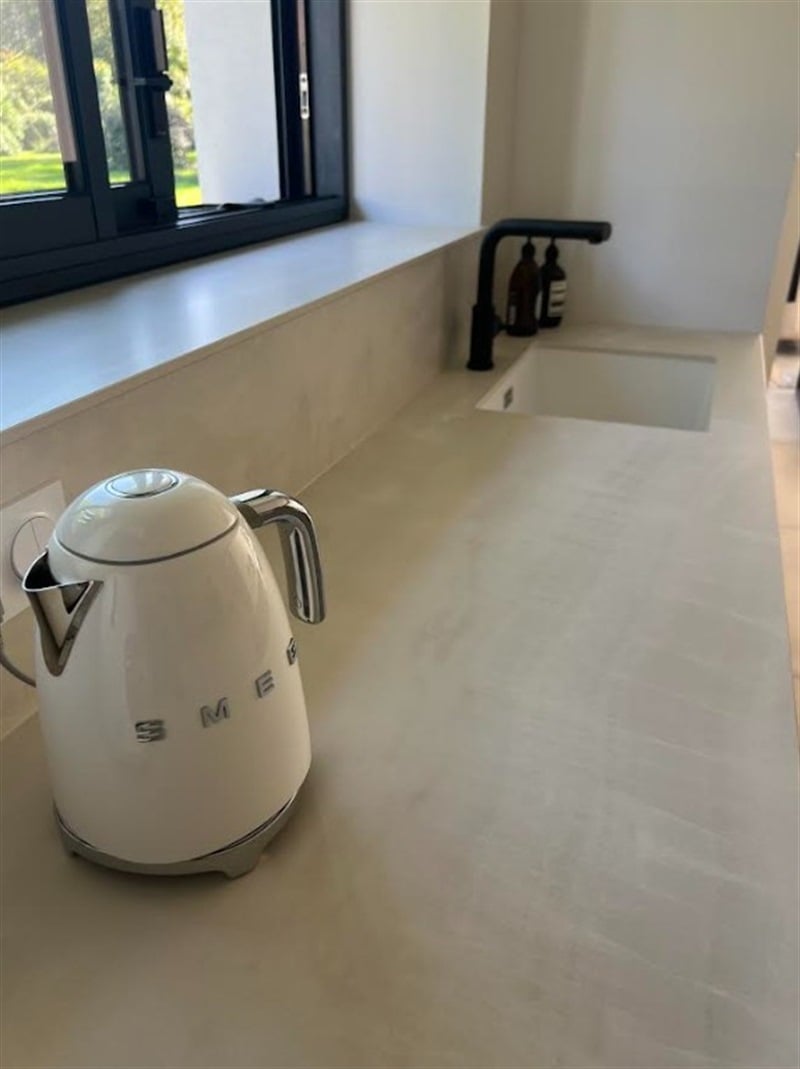 Cuisine ouverte de style moderne blanc à Usseau | Raison Home - 6