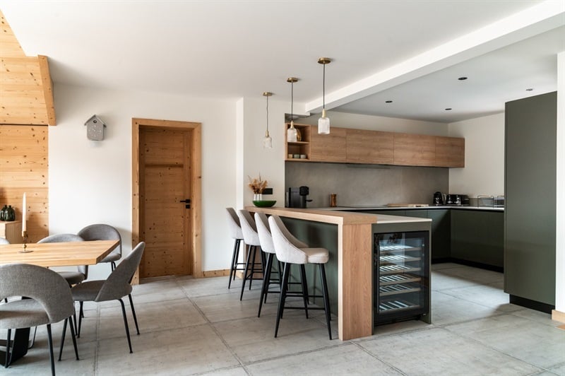 Cuisine ouverte de style moderne vert à Morzine | Raison Home - 1